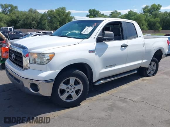 ✅ 2008 Toyota Tundra • VIN: 5TFBV541X8X051793 • Лот: 42795516. Опубликован ранее на IAAI с пробегом 141 024 миль. Бесплатный доступ к архиву аукционных продаж из США и подробный отчёт об истории автомобиля на DreamBid. Изображение 2.