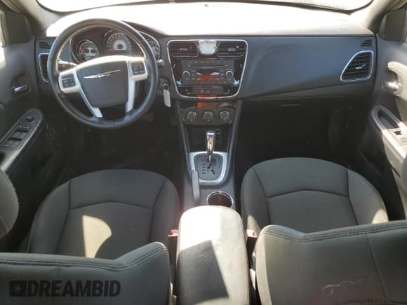 ✅ 2012 Chrysler 200 Touring • VIN: 1C3CCBBB7CN143019 • Lot: 69548475. Wystawiony na Copart z przebiegiem 70 664 mil. Bezpłatny archiwum sprzedaży aukcyjnych z USA i szczegółowy raport historii pojazdu na DreamBid. Zdjęcie 8.