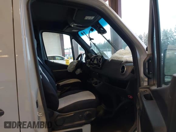 ✅ 2023 Mercedes-Benz Sprinter • VIN: W1Y4NBHY1PT128017 • Lot: 43518847. Listed on IAAI with 53,586 mi. Free auction sales archive from the USA and detailed vehicle history report at DreamBid. Image 5.