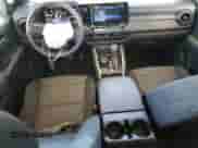 2024 Chevrolet Colorado 4WD Trail Boss с VIN 1GCPTEEK7R1309498, выставлен на аукционе Copart как лот 87240135 с пробегом 11 892 миль миль и Списание • Salvage title. История ставок и продаж доступна на DreamBid. Изображение 8.