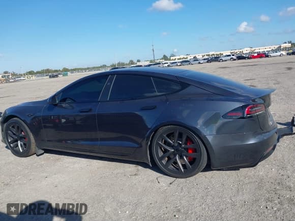 ✅ 2023 Tesla Model S Plaid • VIN: 5YJSA1E62PF530538 • Lot: 41553415. Listed on IAAI with 31,392 mi. Free auction sales archive from the USA and detailed vehicle history report at DreamBid. Image 14.