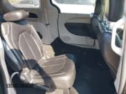 ✅ 2020 Chrysler Voyager LXi • VIN: 2C4RC1DG3LR164316 • Lot: 43723706. Wystawiony na IAAI z przebiegiem 108 261 mil. Bezpłatny archiwum sprzedaży aukcyjnych z USA i szczegółowy raport historii pojazdu na DreamBid. Zdjęcie 8.
