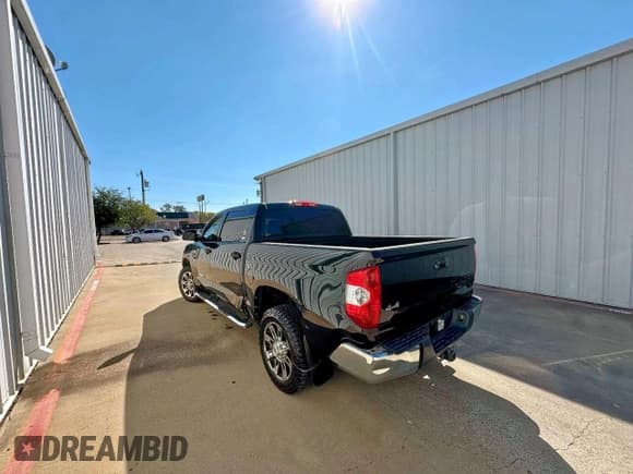 ✅ 2014 Toyota Tundra SR5 • VIN: 5TFDW5F10EX377858 • Лот: 92517255. Опубликован ранее на Copart с пробегом 221 275 миль. Бесплатный доступ к архиву аукционных продаж из США и подробный отчёт об истории автомобиля на DreamBid. Изображение 3.