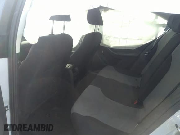 ✅ 2017 Volkswagen Jetta S • VIN: 3VW2B7AJXHM343584 • Lot: 32564453. Wystawiony na IAAI z przebiegiem Nie podano. Bezpłatny archiwum sprzedaży aukcyjnych z USA i szczegółowy raport historii pojazdu na DreamBid. Zdjęcie 8.