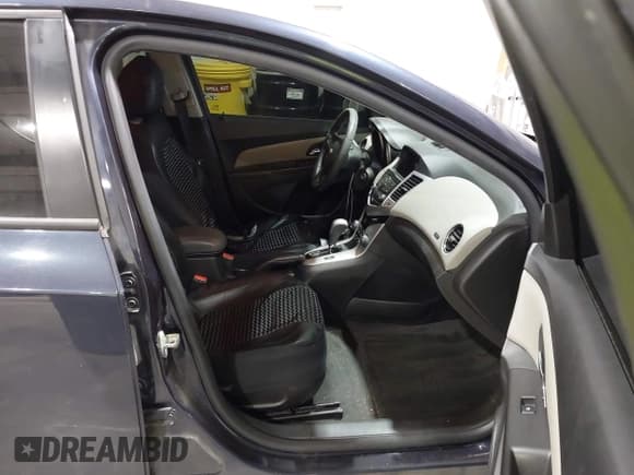 ✅ 2014 Chevrolet Cruze LS • VIN: 1G1PA5SH4E7444145 • Lot: 43921146. Wystawiony na IAAI z przebiegiem 165 780 mil. Bezpłatny archiwum sprzedaży aukcyjnych z USA i szczegółowy raport historii pojazdu na DreamBid. Zdjęcie 5.