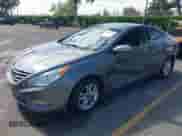 2013 Hyundai Sonata GLS z VIN 5NPEB4AC0DH624440, wystawiony jako IAAI lot #43495618 z przebiegiem 75 970 mil mil oraz . Historia ofert i sprzedaży dostępna na DreamBid. Obrazek 17.