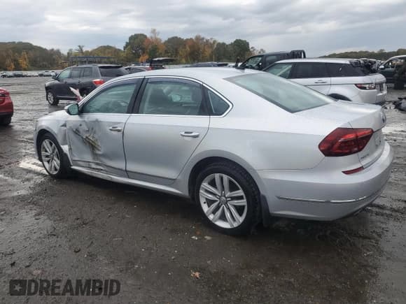 ✅ 2017 Volkswagen Passat SE • VIN: 1VWGT7A36HC045636 • Лот: 86992465. Опубликован ранее на Copart с пробегом 88 550 миль. Бесплатный доступ к архиву аукционных продаж из США и подробный отчёт об истории автомобиля на DreamBid. Изображение 2.