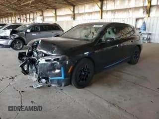 ✅ 2023 BMW iX xDrive50 • VIN: WB523CF07PCM45705 • Лот: 54779644. Опубликован ранее на Copart с пробегом 23 741 миль. Бесплатный доступ к архиву аукционных продаж из США и подробный отчёт об истории автомобиля на DreamBid. Изображение 1.