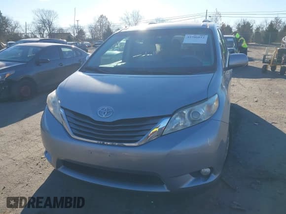 ✅ 2014 Toyota Sienna XLE • VIN: 5TDYK3DC2ES415358 • Lot: 43706812. Wystawiony na IAAI z przebiegiem 136 521 mil. Bezpłatny archiwum sprzedaży aukcyjnych z USA i szczegółowy raport historii pojazdu na DreamBid. Zdjęcie 12.