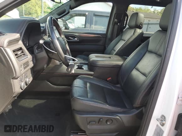 ✅ 2021 Chevrolet Suburban RST • VIN: 1GNSKEKD1MR390115 • Lot: 73106224. Wystawiony na Copart z przebiegiem 51 308 mil. Bezpłatny archiwum sprzedaży aukcyjnych z USA i szczegółowy raport historii pojazdu na DreamBid. Zdjęcie 7.