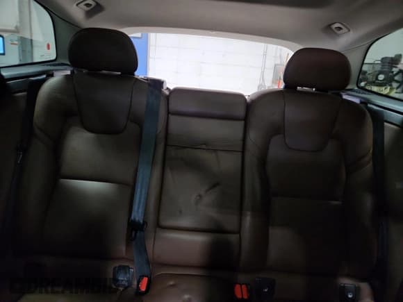 ✅ 2018 Volvo XC60 Momentum • VIN: LYVA22RK9JB073399 • Lot: 82436595. Wystawiony na Copart z przebiegiem 123 964 mil. Bezpłatny archiwum sprzedaży aukcyjnych z USA i szczegółowy raport historii pojazdu na DreamBid. Zdjęcie 10.