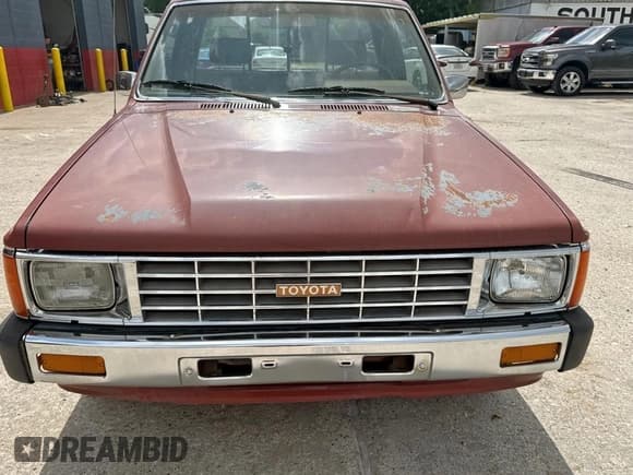 ✅ 1985 Toyota Pickup Deluxe • VIN: JT4RN56D9F5042940 • Lot: 62012505. Wystawiony na Copart z przebiegiem 178 298 mil. Bezpłatny archiwum sprzedaży aukcyjnych z USA i szczegółowy raport historii pojazdu na DreamBid. Zdjęcie 6.