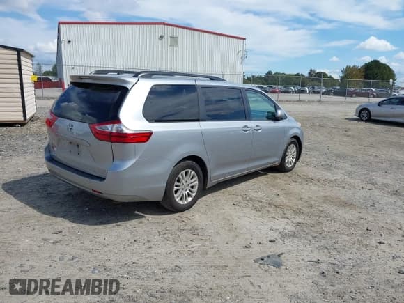 ✅ 2017 Toyota Sienna XLE Auto Access Seat • VIN: 5TDYZ3DCXHS878865 • Lot: 43404452. Wystawiony na IAAI z przebiegiem 175 131 mil. Bezpłatny archiwum sprzedaży aukcyjnych z USA i szczegółowy raport historii pojazdu na DreamBid. Zdjęcie 4.