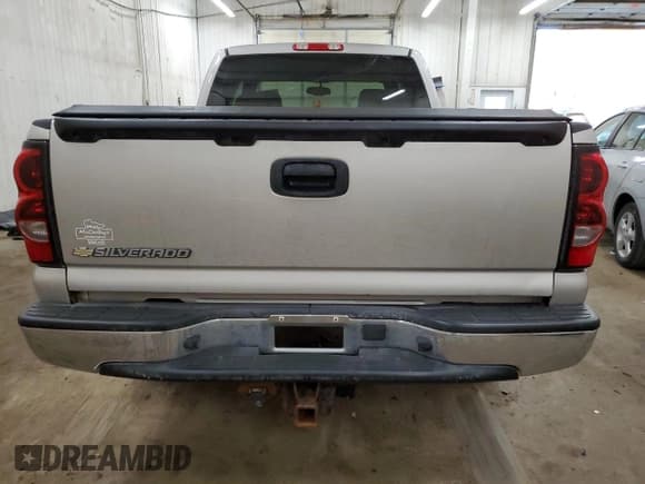 ✅ 2006 Chevrolet Silverado 1500 Work Truck • VIN: 2GCEC19Z261331938 • Лот: 85434764. Опубликован ранее на Copart с пробегом 120 937 миль. Бесплатный доступ к архиву аукционных продаж из США и подробный отчёт об истории автомобиля на DreamBid. Изображение 6.