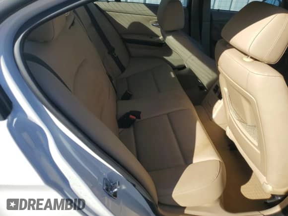 2006 BMW 3 Series 325i z VIN WBAVB13556PS66401, wystawiony jako Copart lot #89474665 z przebiegiem 139 439 mil mil oraz Szkoda całkowita • Salvage title. Historia ofert i sprzedaży dostępna na DreamBid. Obrazek 10.