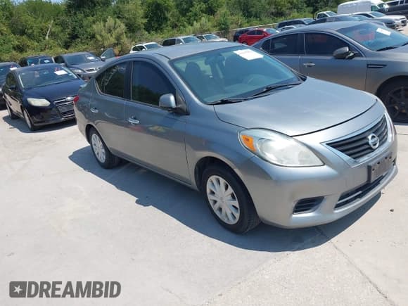 ✅ 2013 Nissan Versa S Plus • VIN: 3N1CN7AP0DL875884 • Lot: 42947594. Wystawiony na IAAI z przebiegiem 159 407 mil. Bezpłatny archiwum sprzedaży aukcyjnych z USA i szczegółowy raport historii pojazdu na DreamBid. Zdjęcie 1.
