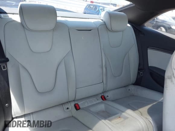 ✅ 2013 Audi RS 5 • VIN: WUAC6AFR7DA901876 • Lot: 42650313. Wystawiony na IAAI z przebiegiem 110 472 mil. Bezpłatny archiwum sprzedaży aukcyjnych z USA i szczegółowy raport historii pojazdu na DreamBid. Zdjęcie 8.