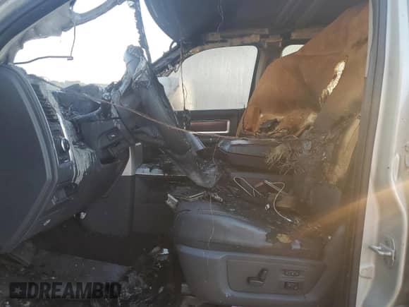 2010 Dodge 1500 Laramie z VIN 1D7RV1GT9AS129364, wystawiony jako Copart lot #72408904 z przebiegiem Nie podano mil oraz Szkoda całkowita • Salvage title. Historia ofert i sprzedaży dostępna na DreamBid. Obrazek 7.