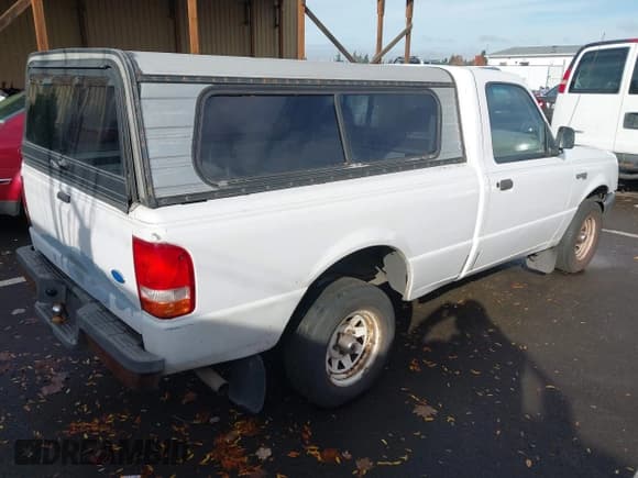 ✅ 1996 Ford Ranger XL • VIN: 1FTCR10A5TUC37131 • Lot: 43594166. Wystawiony na IAAI z przebiegiem 196 532 mil. Bezpłatny archiwum sprzedaży aukcyjnych z USA i szczegółowy raport historii pojazdu na DreamBid. Zdjęcie 4.