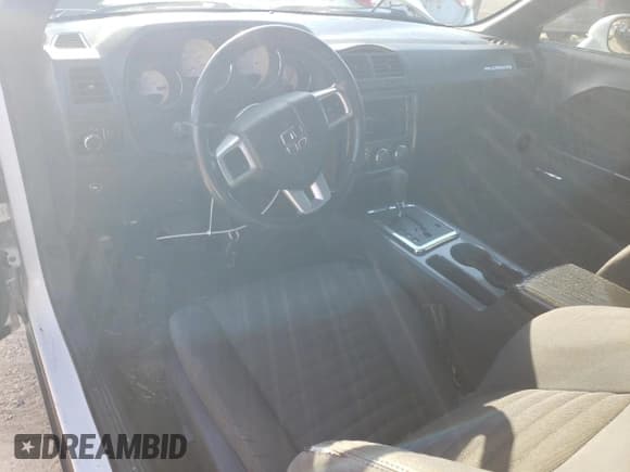 ✅ 2013 Dodge Challenger SXT • VIN: 2C3CDYAG2DH601072 • Lot: 85403915. Wystawiony na Copart z przebiegiem 172 686 mil. Bezpłatny archiwum sprzedaży aukcyjnych z USA i szczegółowy raport historii pojazdu na DreamBid. Zdjęcie 8.