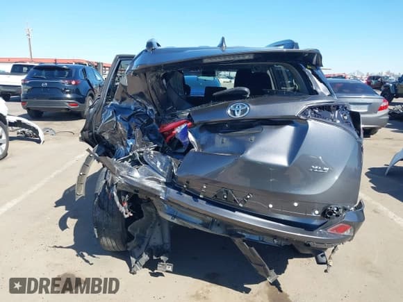 ✅ 2018 Toyota RAV4 XLE • VIN: JTMWFREV6JJ739192 • Lot: 43354082. Wystawiony na IAAI z przebiegiem 69 384 mil. Bezpłatny archiwum sprzedaży aukcyjnych z USA i szczegółowy raport historii pojazdu na DreamBid. Zdjęcie 17.