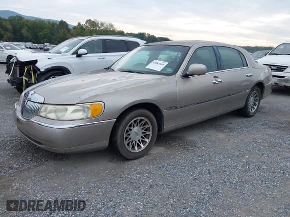 ✅ 2001 Lincoln Town Car Signature • VIN: 1LNHM82W81Y680168 • Lot: 43283868. Wystawiony na IAAI z przebiegiem 189 815 mil. Bezpłatny archiwum sprzedaży aukcyjnych z USA i szczegółowy raport historii pojazdu na DreamBid. Zdjęcie 2.