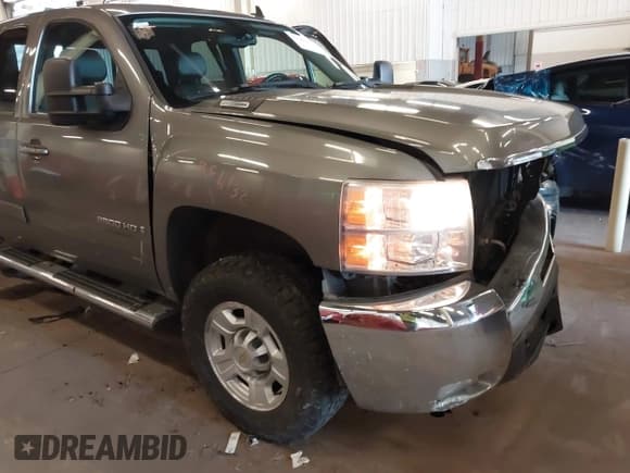 ✅ 2008 Chevrolet Silverado 2500HD 1LT • VIN: 1GCHK29698E176379 • Lot: 41808600. Wystawiony na IAAI z przebiegiem 182 610 mil. Bezpłatny archiwum sprzedaży aukcyjnych z USA i szczegółowy raport historii pojazdu na DreamBid. Zdjęcie 19.