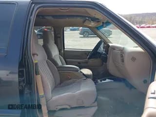 ✅ 2000 Chevrolet Blazer LT • VIN: 1GNDT13W8Y2381912 • Lot: 42083991. Wystawiony na IAAI z przebiegiem 69 983 mil. Bezpłatny archiwum sprzedaży aukcyjnych z USA i szczegółowy raport historii pojazdu na DreamBid. Zdjęcie 5.