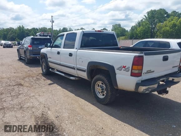 ✅ 2002 Chevrolet Silverado 2500HD LS • VIN: 1GCHK23U12F181911 • Lot: 42744638. Wystawiony na IAAI z przebiegiem 251 144 mil. Bezpłatny archiwum sprzedaży aukcyjnych z USA i szczegółowy raport historii pojazdu na DreamBid. Zdjęcie 3.