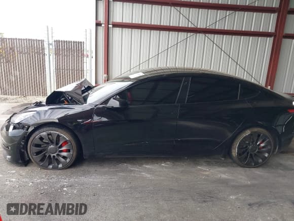 ✅ 2022 Tesla Model 3 Performance • VIN: 5YJ3E1EC6NF233462 • Lot: 43332910. Wystawiony na IAAI z przebiegiem 72 045 mil. Bezpłatny archiwum sprzedaży aukcyjnych z USA i szczegółowy raport historii pojazdu na DreamBid. Zdjęcie 14.