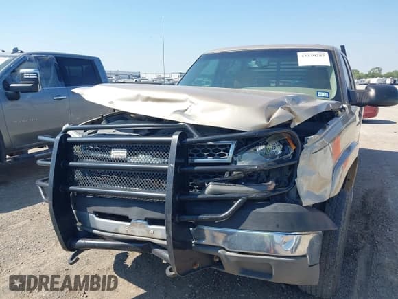 ✅ 2005 Chevrolet Silverado 2500HD LS • VIN: 1GCHK23215F924327 • Lot: 43340287. Wystawiony na IAAI z przebiegiem 320 775 mil. Bezpłatny archiwum sprzedaży aukcyjnych z USA i szczegółowy raport historii pojazdu na DreamBid. Zdjęcie 6.