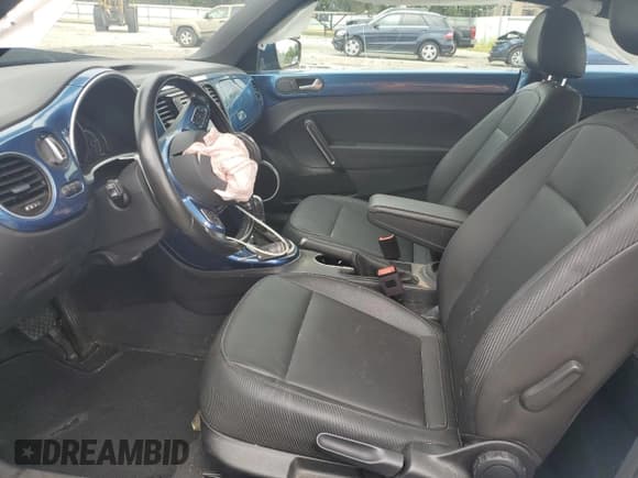 ✅ 2018 Volkswagen Beetle SE • VIN: 3VWJD7AT2JM708451 • Lot: 69626385. Wystawiony na Copart z przebiegiem 86 705 mil. Bezpłatny archiwum sprzedaży aukcyjnych z USA i szczegółowy raport historii pojazdu na DreamBid. Zdjęcie 7.