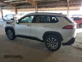 ✅ 2022 Toyota Corolla Cross XLE • VIN: 7MUDAABG9NV032776 • Lot: 86178745. Wystawiony na Copart z przebiegiem 17 407 mil. Bezpłatny archiwum sprzedaży aukcyjnych z USA i szczegółowy raport historii pojazdu na DreamBid. Zdjęcie 2.