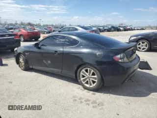 2008 Hyundai Tiburon GS z VIN KMHHM66DX8U276772, wystawiony jako Copart lot #51069585 z przebiegiem 197 473 mil mil oraz Czysty tytuł • Clean title. Historia ofert i sprzedaży dostępna na DreamBid. Obrazek 2.