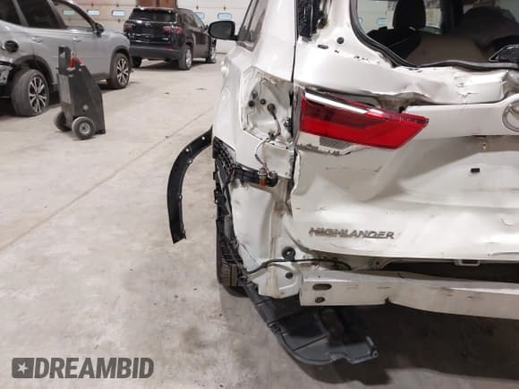 ✅ 2018 Toyota Highlander Limited • VIN: 5TDDZRFH3JS827093 • Lot: 42181696. Wystawiony na IAAI z przebiegiem 63 396 mil. Bezpłatny archiwum sprzedaży aukcyjnych z USA i szczegółowy raport historii pojazdu na DreamBid. Zdjęcie 18.