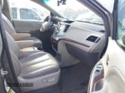 ✅ 2013 Toyota Sienna XLE • VIN: 5TDDK3DC8DS060399 • Lot: 43742313. Wystawiony na IAAI z przebiegiem 196 722 mil. Bezpłatny archiwum sprzedaży aukcyjnych z USA i szczegółowy raport historii pojazdu na DreamBid. Zdjęcie 5.