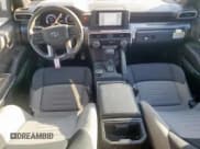 ✅ 2024 Toyota Tacoma SR5 • VIN: 3TMLB5JNXRM025884 • Lot: 86102235. Wystawiony na Copart z przebiegiem 13 027 mil. Bezpłatny archiwum sprzedaży aukcyjnych z USA i szczegółowy raport historii pojazdu na DreamBid. Zdjęcie 8.