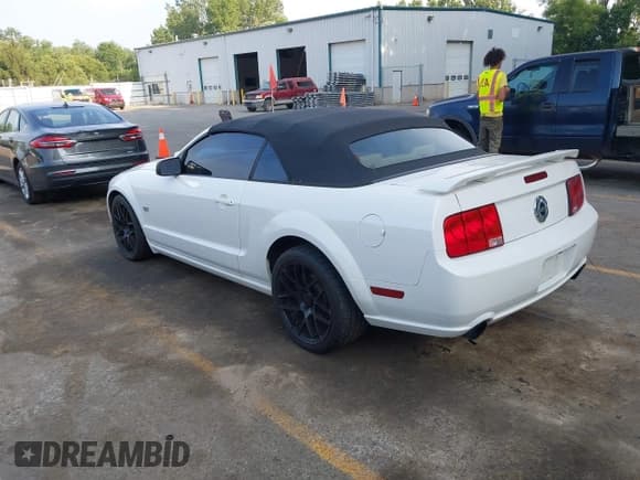 ✅ 2007 Ford Mustang GT Deluxe • VIN: 1ZVHT85HX75318578 • Lot: 42740222. Wystawiony na IAAI z przebiegiem 94 114 mil. Bezpłatny archiwum sprzedaży aukcyjnych z USA i szczegółowy raport historii pojazdu na DreamBid. Zdjęcie 3.
