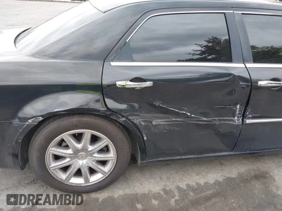 ✅ 2009 Chrysler 300 C Hemi • VIN: 2C3LA63T59H580961 • Лот: 43235420. Опубликован ранее на IAAI с пробегом 167 886 миль. Бесплатный доступ к архиву аукционных продаж из США и подробный отчёт об истории автомобиля на DreamBid. Изображение 6.