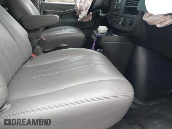 ✅ 2020 Chevrolet Express Passenger • VIN: 1GAWGEFP0L1259618 • Lot: 43414883. Wystawiony na IAAI z przebiegiem 12 061 mil. Bezpłatny archiwum sprzedaży aukcyjnych z USA i szczegółowy raport historii pojazdu na DreamBid. Zdjęcie 5.