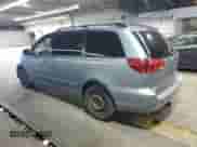 2005 Toyota Sienna LE z VIN 5TDZA23C45S222311, wystawiony jako Copart lot #91394525 z przebiegiem 296 789 mil mil oraz Czysty tytuł • Clean title. Historia ofert i sprzedaży dostępna na DreamBid. Obrazek 2.
