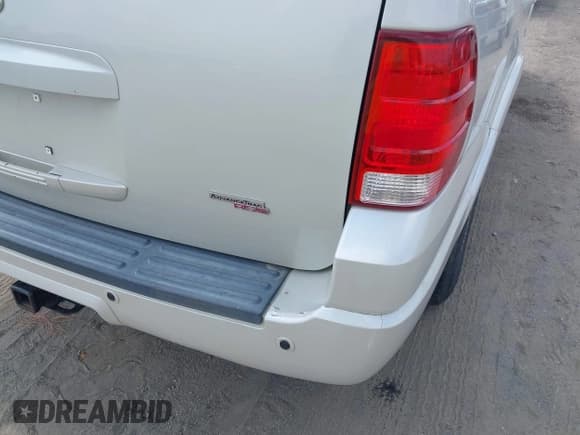 ✅ 2005 Ford Expedition Limited • VIN: 1FMFU20545LA72293 • Lot: 42447989. Wystawiony na IAAI z przebiegiem 182 117 mil. Bezpłatny archiwum sprzedaży aukcyjnych z USA i szczegółowy raport historii pojazdu na DreamBid. Zdjęcie 6.