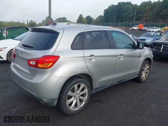 2013 Mitsubishi Outlander ES z VIN 4A4AR3AU7DE015769, wystawiony jako IAAI lot #43290230 z przebiegiem 208 555 mil mil oraz . Historia ofert i sprzedaży dostępna na DreamBid. Obrazek 4.