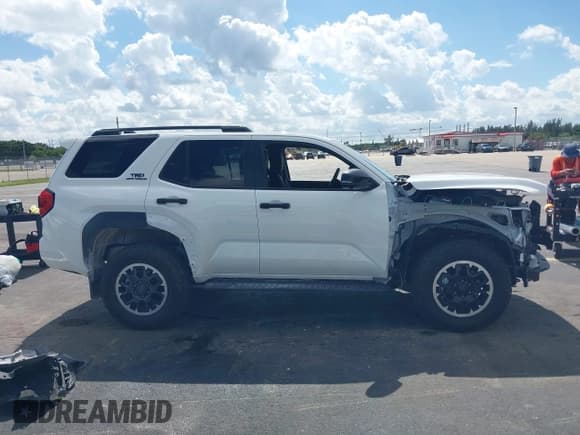 ✅ 2025 Toyota 4Runner TRD Sport Premium • VIN: JTEVA5BR7S5007587 • Lot: 43510362. Listed on IAAI with 9,487 mi. Free auction sales archive from the USA and detailed vehicle history report at DreamBid. Image 14.