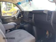 ✅ 2015 Chevrolet Express Cargo • VIN: 1GCWGFCF0F1151304 • Lot: 42776223. Wystawiony na IAAI z przebiegiem 213 156 mil. Bezpłatny archiwum sprzedaży aukcyjnych z USA i szczegółowy raport historii pojazdu na DreamBid. Zdjęcie 5.