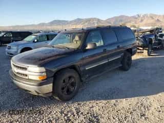 2005 Chevrolet Suburban LS z VIN 3GNFK16Z55G159557, wystawiony jako Copart lot #77632254 z przebiegiem 317 671 mil mil oraz Czysty tytuł • Clean title. Historia ofert i sprzedaży dostępna na DreamBid. Obrazek 1.