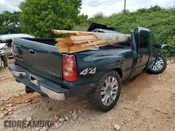 2003 Chevrolet Silverado 1500HD LS z VIN 1GCGK13U73F172749, wystawiony jako Copart lot #65549235 z przebiegiem 237 109 mil mil oraz Szkoda całkowita • Salvage title. Historia ofert i sprzedaży dostępna na DreamBid. Obrazek 3.