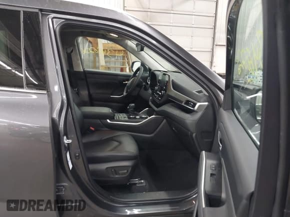 ✅ 2022 Toyota Highlander XLE • VIN: 5TDHZRBH5NS176062 • Lot: 43460226. Listed on IAAI with 25,732 mi. Free auction sales archive from the USA and detailed vehicle history report at DreamBid. Image 5.