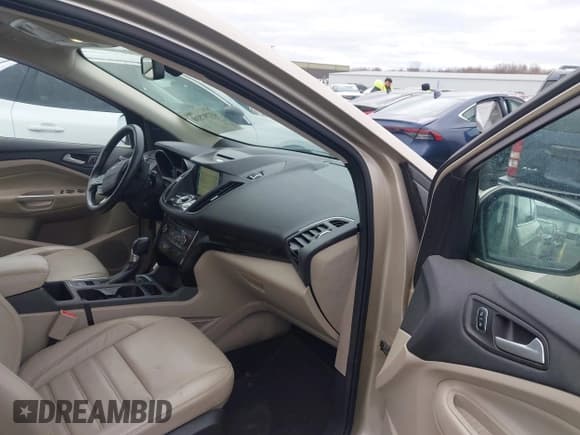 ✅ 2017 Ford Escape Titanium • VIN: 1FMCU0JD0HUE15077 • Lot: 43797538. Wystawiony na IAAI z przebiegiem 90 631 mil. Bezpłatny archiwum sprzedaży aukcyjnych z USA i szczegółowy raport historii pojazdu na DreamBid. Zdjęcie 5.