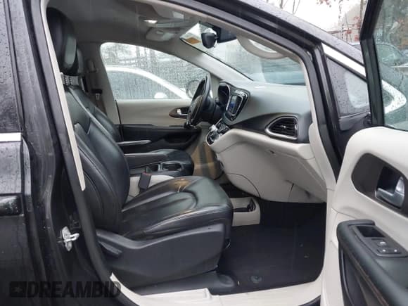 ✅ 2018 Chrysler Pacifica Touring L • VIN: 2C4RC1BGXJR260928 • Lot: 43825608. Wystawiony na IAAI z przebiegiem 147 551 mil. Bezpłatny archiwum sprzedaży aukcyjnych z USA i szczegółowy raport historii pojazdu na DreamBid. Zdjęcie 5.